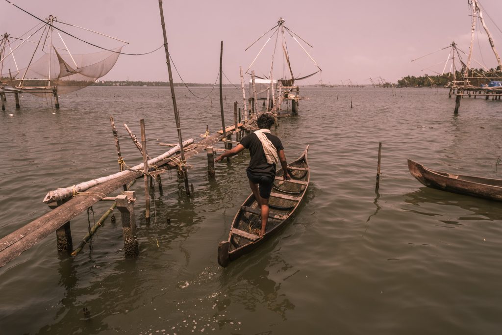 KERALA, GOD’S OWN COUNTRY, FISHING BETWEEN CHICANE AND ANCIENT CHINESE NETS