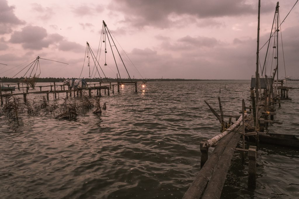 KERALA, THE GOD’S OWN COUNTRY, FISHING BETWEEN CHICANE AND ANCIENT CHINESE NETS 