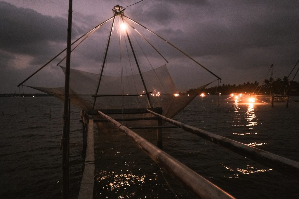 KERALA, GOD’S OWN COUNTRY, FISHING BETWEEN CHICANE AND ANCIENT CHINESE NETS