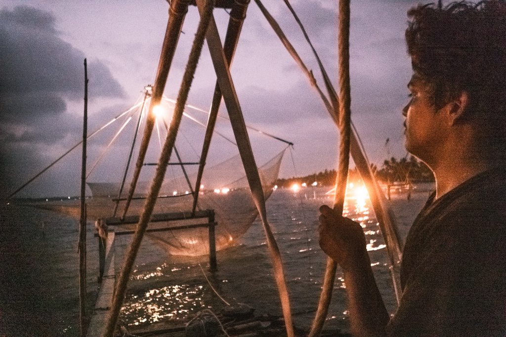 KERALA, GOD’S OWN COUNTRY, FISHING BETWEEN CHICANE AND ANCIENT CHINESE NETS